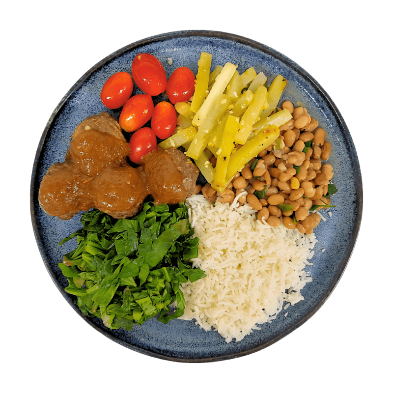 80 - Almôndegas de Patinho ao molho de tomate, Arroz, Feijão, Couve, Chuchu e Tomate