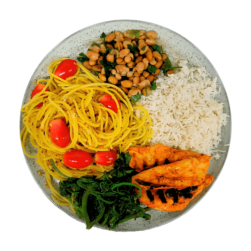 69 - Frango Sassami Grelhado, Espaguete de Arroz, Arroz, Feijão e Espinafre com Cebola Branca