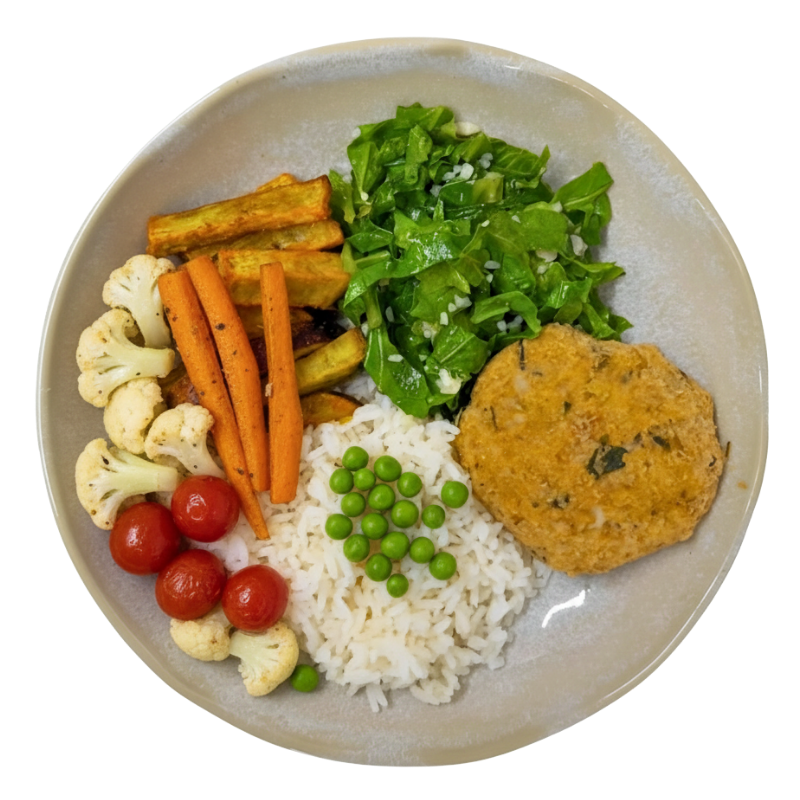 329 - Hambúrguer artesanal de grão-de-bico e batata-doce, arroz branco, couve, tomate-cereja, couve-flor, ervilha e cenoura