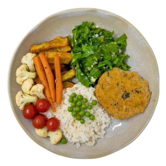 329 - Hambúrguer artesanal de grão-de-bico e batata-doce, arroz branco, couve, tomate-cereja, couve-flor, ervilha e cenoura