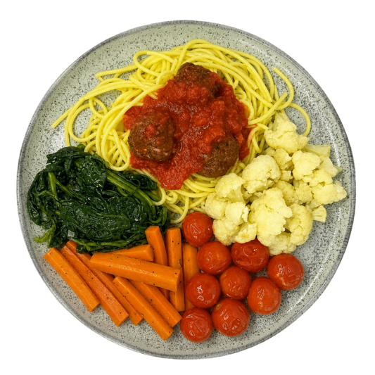 88 - Espaguete de arroz, almôndega de blend de carne com molho de tomate natural, cenoura, tomate, espinafre e couve-flor