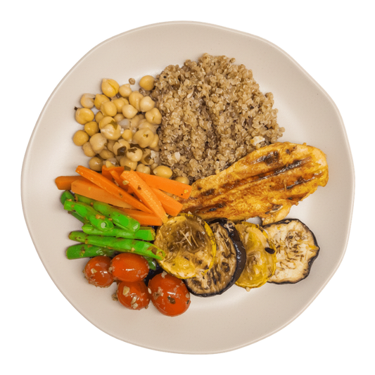 82 - Filé de Frango Grelhado, Quinoa, Grão de Bico, Abobrinha, Cenoura, Vagem e Tomate