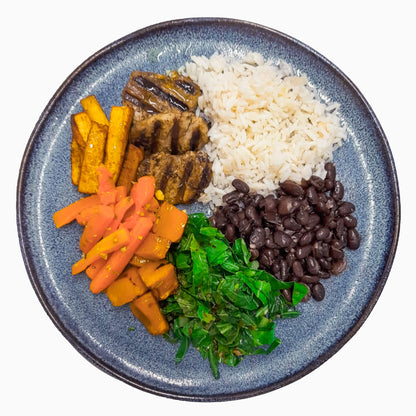 Kit com 8 Refeições de 300g com: Filé Mignon, Bombom de Alcatra, Lombo Suíno, Filé Mignon Suíno, Sassami grelhado, Tiras Empanadas e mais 2 opções Veganas