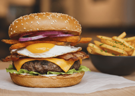 K10 - Blend Bovino, Pão sem Glúten, manteiga ghee, cheddar vegetal, ovo, alface, tomate, cebola roxa, batata doce palito, maionese e ketchup vegetal e Batatas frescas assadas com casca no azeite extravirgem e temperadas com sal do Himalaia