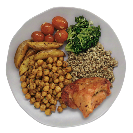 83 - Sobrecoxa Desossada á Role Assada, Quinoa, Grão de Bico, Batata Rústica, Brócolis e Tomate